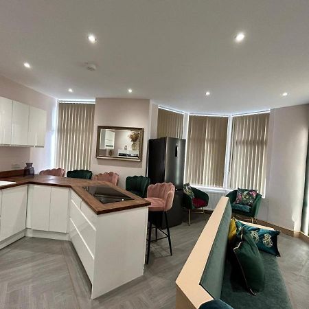 Strawberry Fields Suite By Sasco Apartments Blackpool Luaran gambar